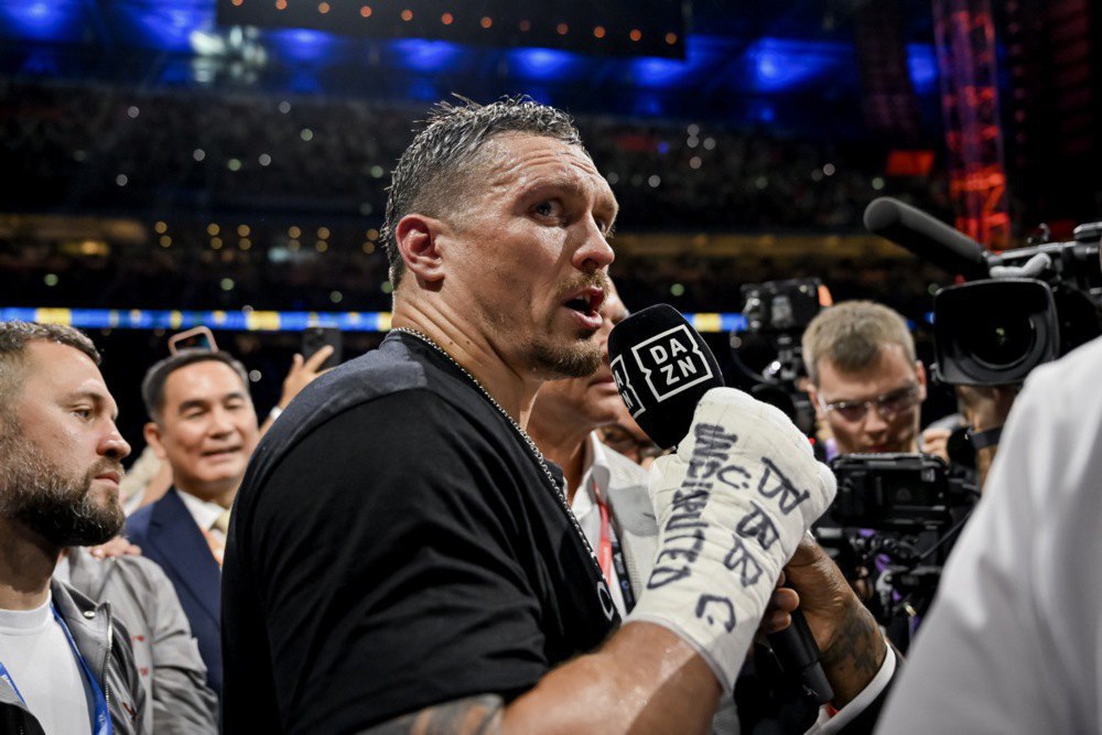 Олександр Усик дає інтерв'ю після бою