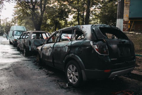 В Киеве ночью взорвались и сгорели два автомобиля