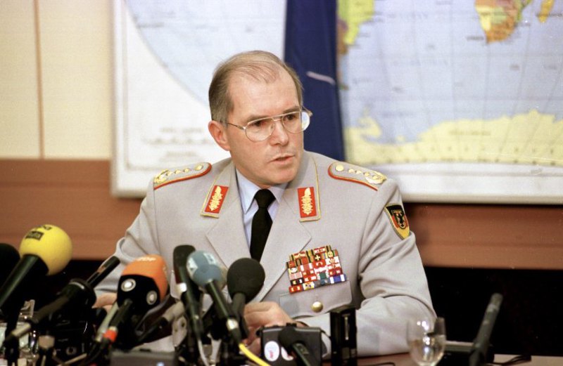 Голова Військового комітету НАТО генерал Клаус Науманн, 1999