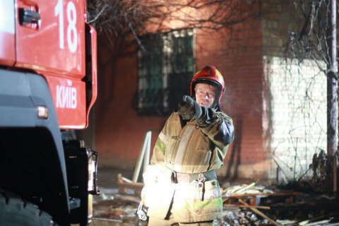 Два человека погибли при пожаре в админздании в Святошинском районе Киева