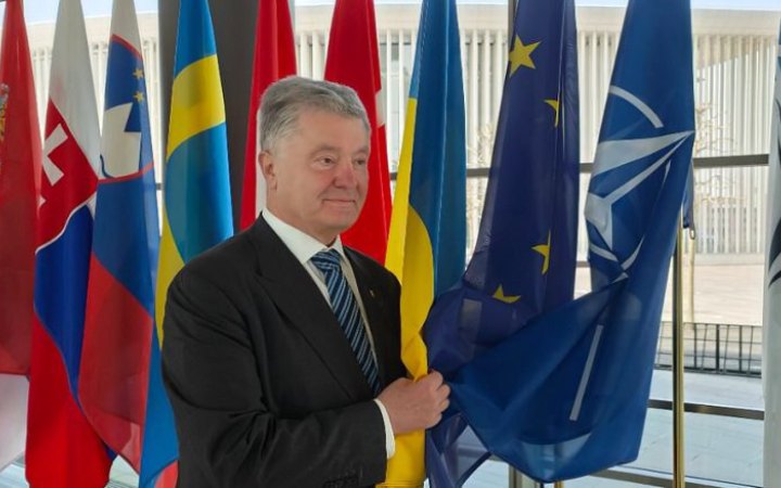 "Український прапор має бути у штаб-квартирі НАТО", - Порошенко в інтерв'ю RTL 