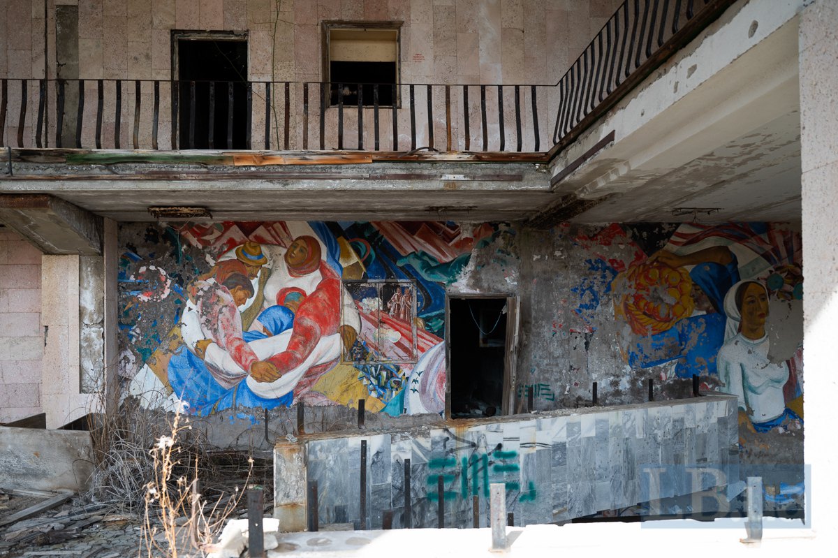 Малюнки на будівлі в центрі Прип'яті
