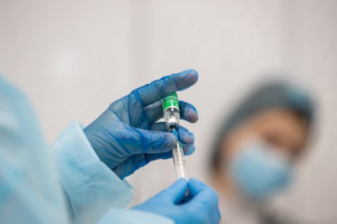 Более 14 млн украинцев получили базовый курс прививки от COVID-19, – Минздрав