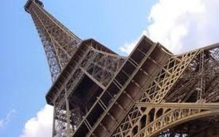 Ейфелева вежа у Парижі запрацювала після перевірки інформації про можливий вибух