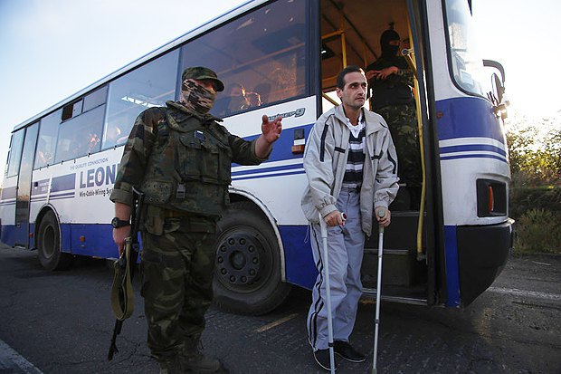 Укаринский пленный выходит из автобуса