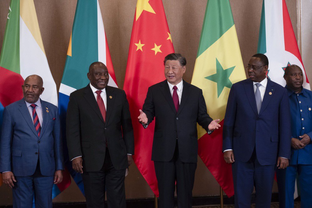 Президент Китаю Сі Цзіньпін вітає лідерів країн Африки в останній день саміту БРІКС у Йоганнесбурзі, Південна Африка, 24 серпня 2023 року.