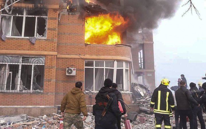 В Одесі внаслідок удару росіян сталася пожежа в багатоповерхівці, пошкоджено школу