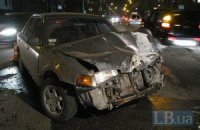 Лобовое столкновение в Киеве: автомобили разлетелись в разные стороны