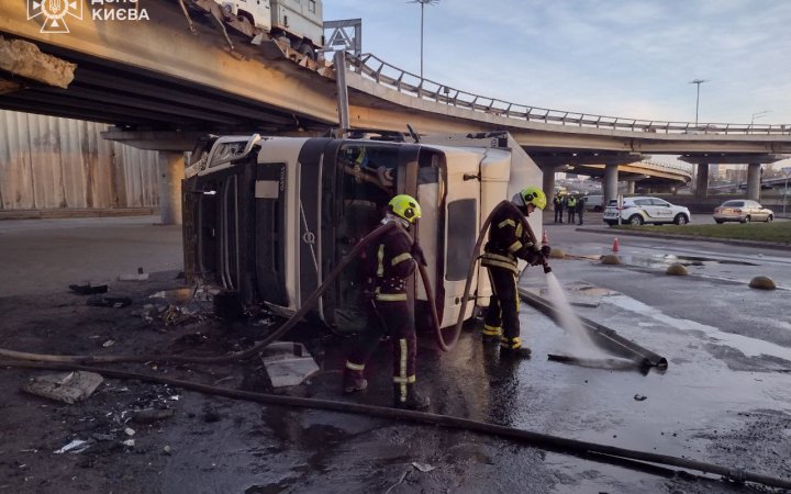 У Києві з Південного мосту впала вантажівка