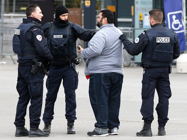 Французская полиция остановила подозрительного прохожего с целью проверки неподалеку от Эйфелевой башни