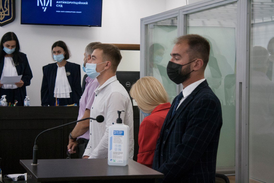 Олександр Юрченко та неофіційний помічник Іван Фіщенко, яких САП обвинувачує в одержанні неправомірної вигоди, під
час засідання суду