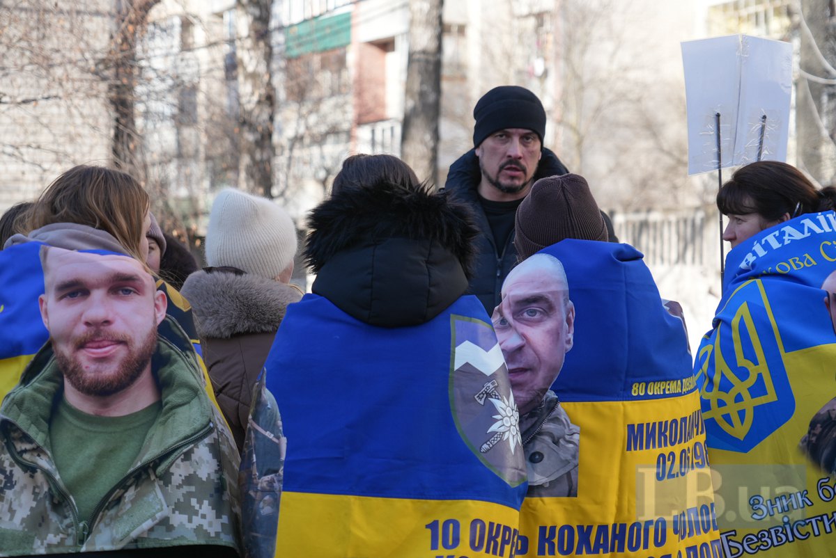 Богдан Охріменко, керівник секретаріату Координаційного штабу з питань поводження з військовополоненими спілкується з
родинами та журналістами