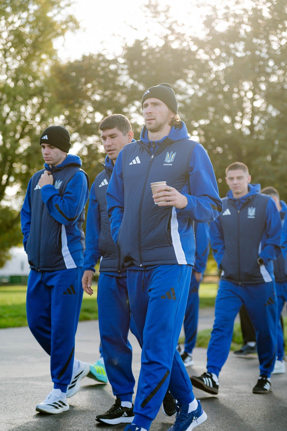 Шапаренко, Малиновський і Забарний гуляють, п'ють чай