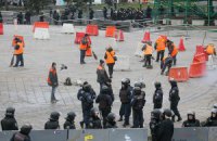 Люди на Майдане обвиняют бойцов, стоящих в оцеплении, в разгоне митинга