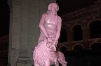 В Киеве хулиганы покрасили в розовый цвет фонтан "Самсон" на Подоле