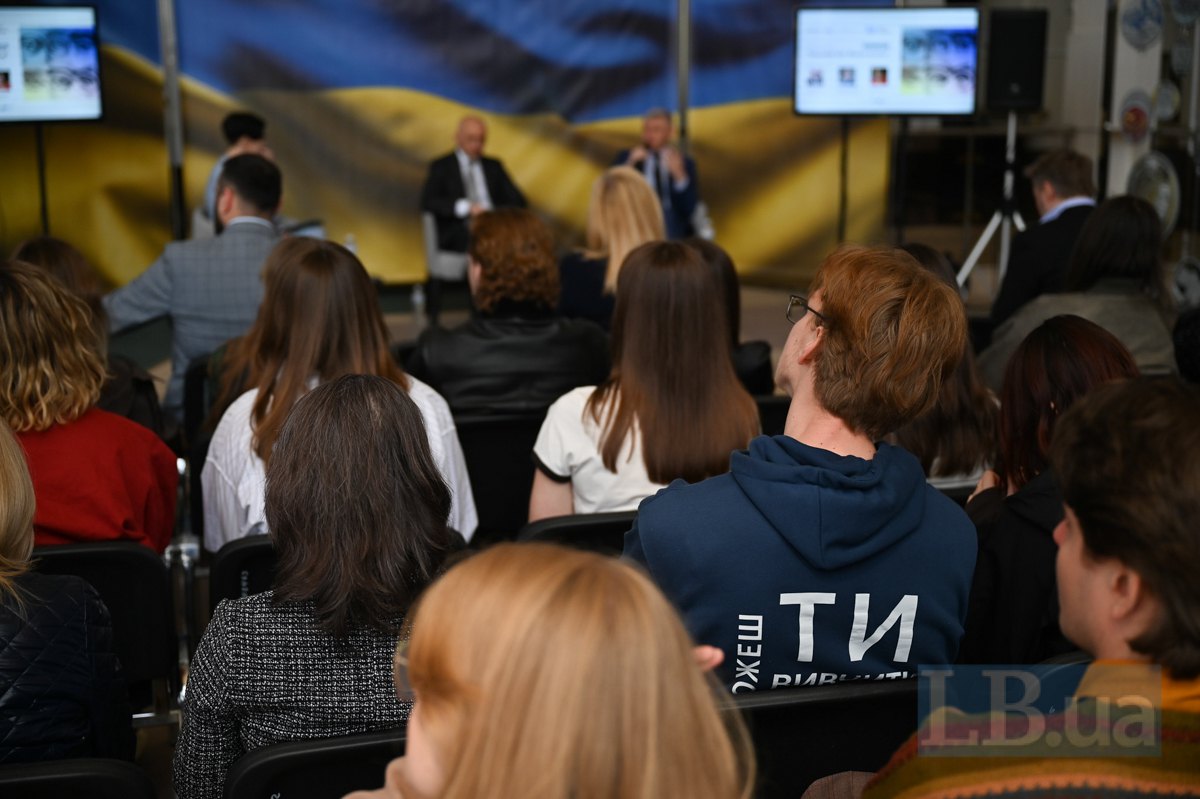 Шеф-редакторка LB.ua Cоня Кошкіна, голова НБУ Андрій Пишний і директор Банкнотно-монетного двору НБУ Володимир Баглай