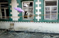 Штаб АТО показал последствия попадания танкового снаряда во двор жилого дома в Марьинке