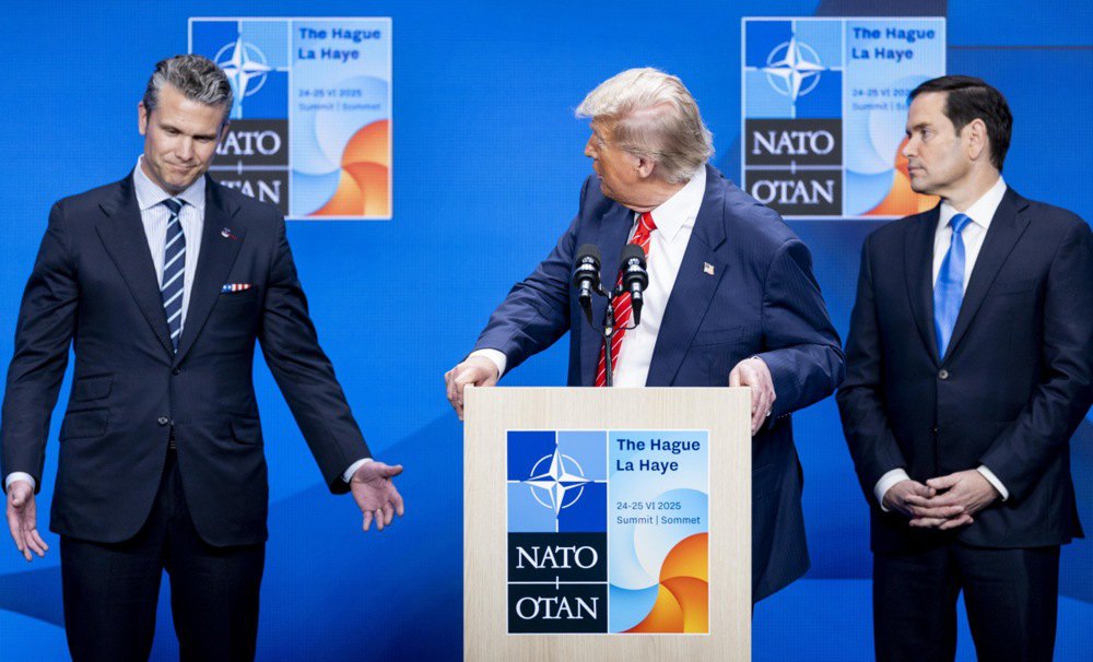 Президент США Дональд Трамп (у центрі), міністр оборони США Піт Хегсет (ліворуч) та держсекретар США Марко Рубіо (праворуч) під
час пресконференції після саміту НАТО в Гаазі, Нідерланди, 25 червня 2025 року