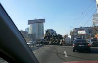 В Киеве на проспекте Победы перевернулась цистерна с подсолнечным маслом (обновлено)