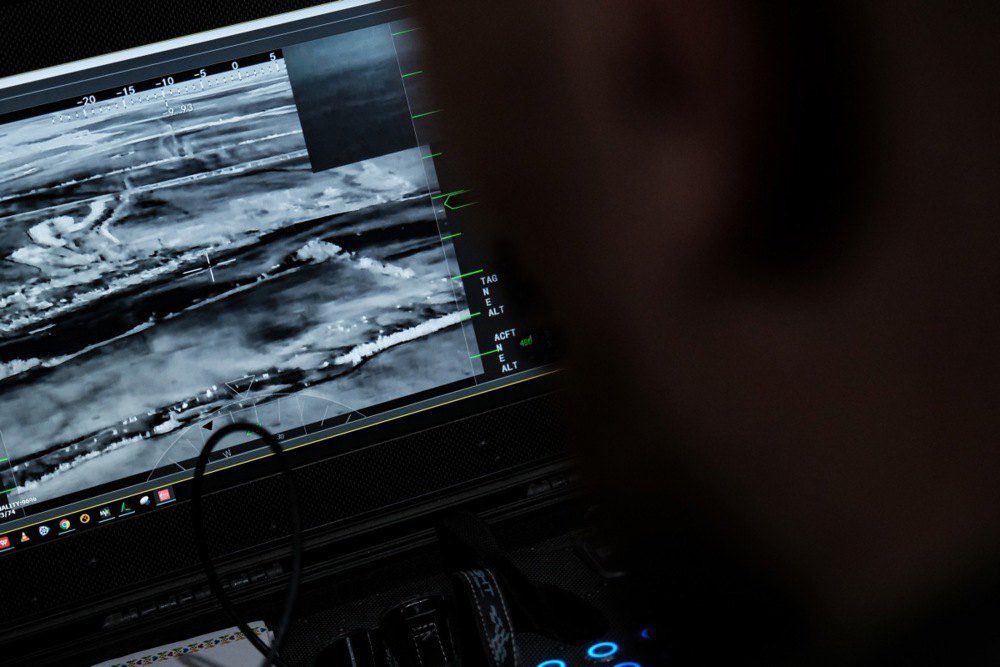 Пілот БпЛА бригади «Хижак» Патрульної поліції України керує безпілотником-бомбардувальником <i>GARA</i> під час нічного удару по
російських військах на лінії фронту під Покровськом, 2 листопада 2025 року.