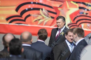 Янукович подписал закон о красных флагах