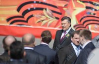 Из Португалии Януковичу написали о его вине в стычках 9 мая