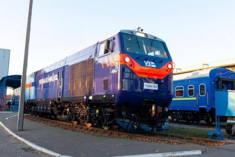 В Україну прибули ще п'ять локомотивів General Electric з США