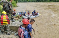 У Непалі сталися зсуви ґрунту, які знесли у річки три автобуси. 60 людей зникли, водій загинув