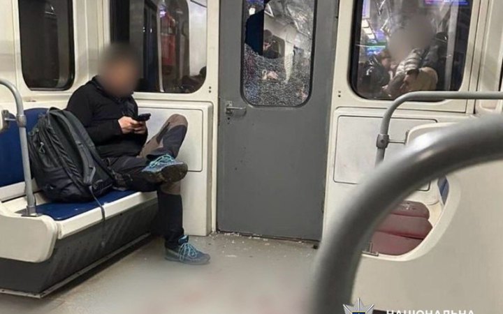 П'яний киянин розбив скло в метро, бо хотів потрапити у сусідній вагон 