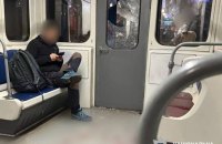 П'яний киянин розбив скло в метро, бо хотів потрапити у сусідній вагон 