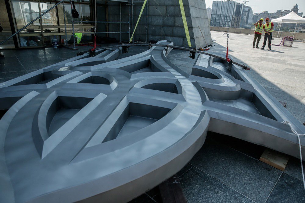 6 серпня 2023 року&nbsp;на монументі «Батьківщина-мати» в Києві встановили Тризуб Батьківщини, замінивши радянський герб на щиті
скульптури на державний символ України.