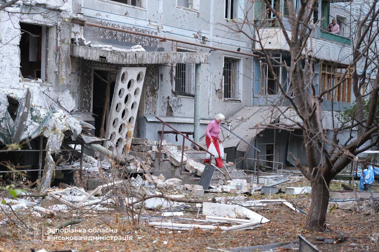 Мешканка будинку виходить з будинку пошкодженого після атаки РФ на Запоріжжя, 8 вереня 2025 року.