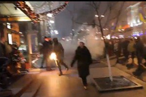 Участники факельного шествия бросили дымовую шашку в гостиницу "Премьер-Палас" 