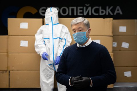Фонд Порошенко передал больницам третью партию защитных костюмов для медиков