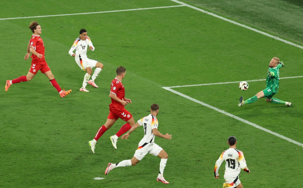 Джамал Мусіала (другий ліворуч) з Німеччини забиває другий гол під час футбольного матчу 1/8 фіналу Євро-2024 між Німеччиною та Данією в Дортмунді, Німеччина.