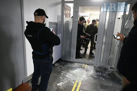 Сторонники Филарета ворвались в киевский суд, от них забаррикадировались стульями (обновлено)