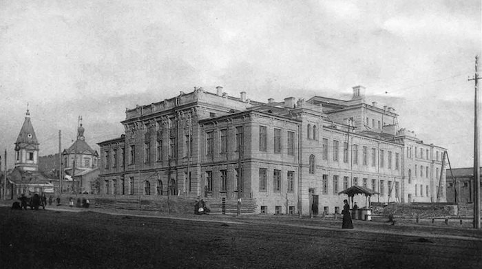 Троицкий народный дом, где располагался театр Садовского, ныне – здание Оперетты