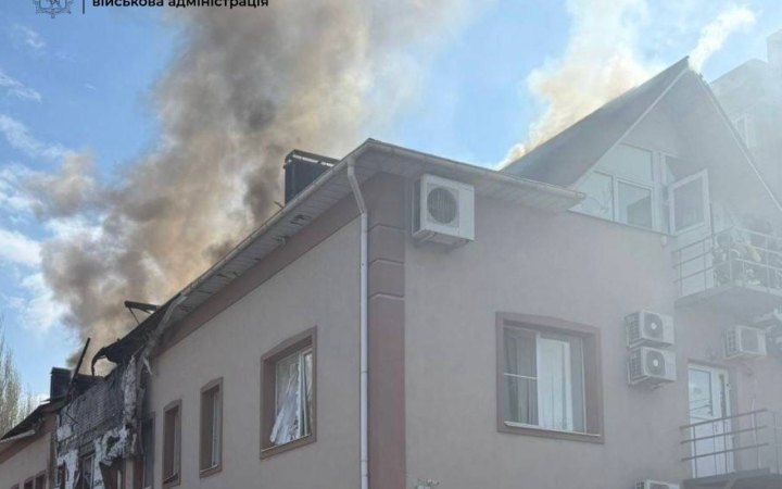 Вранці ворог влучив у офісну будівлю у Запоріжжі