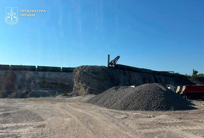 Також викрито незаконне видобування суглинку – корисної копалини, що використовується у будівництві