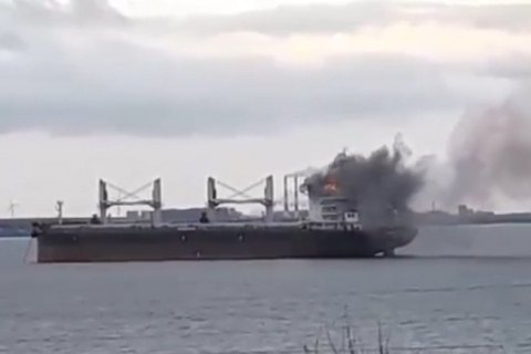 ​У порту Миколаєва російська ракета влучила в іноземне судно