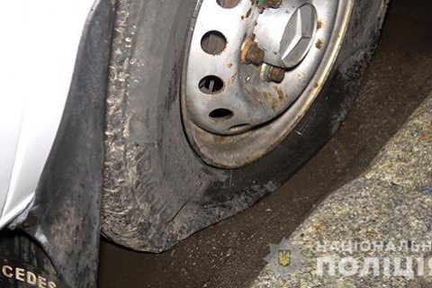 В Сумах хулиганы порезали колеса на 15 маршрутках