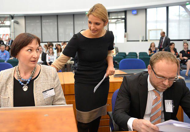 Валентина Теличенко, Евгения Тимошенко и Сергей Власенко во время заседания ЕСПЧ