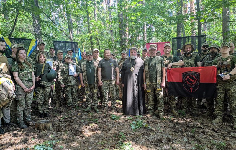 Архієпископ Митрофан із військовими на передовій.