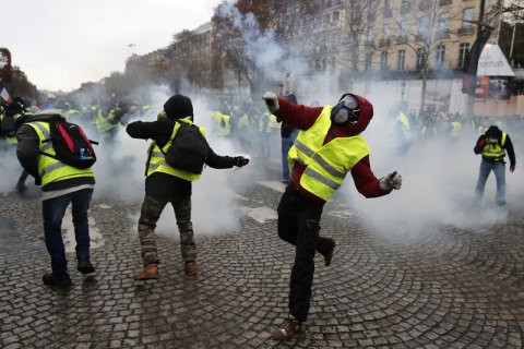 На улицах Парижа заметили двоих представителей "желтых жилетов" с флагом "ДНР"