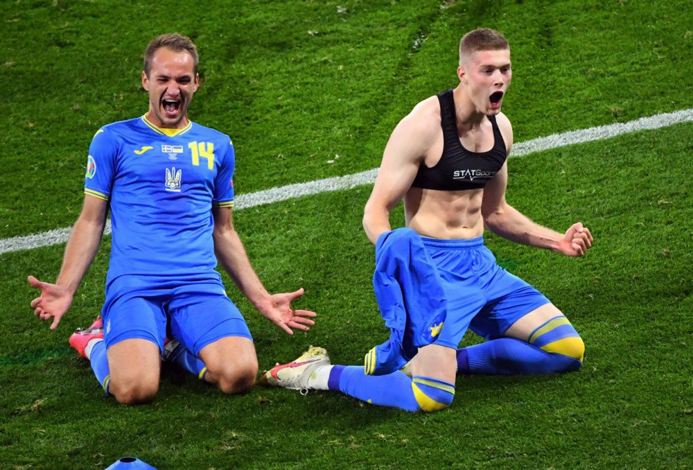 Артем Довбик (праворуч) святкує гол у ворота Швеції на Євро-2020.