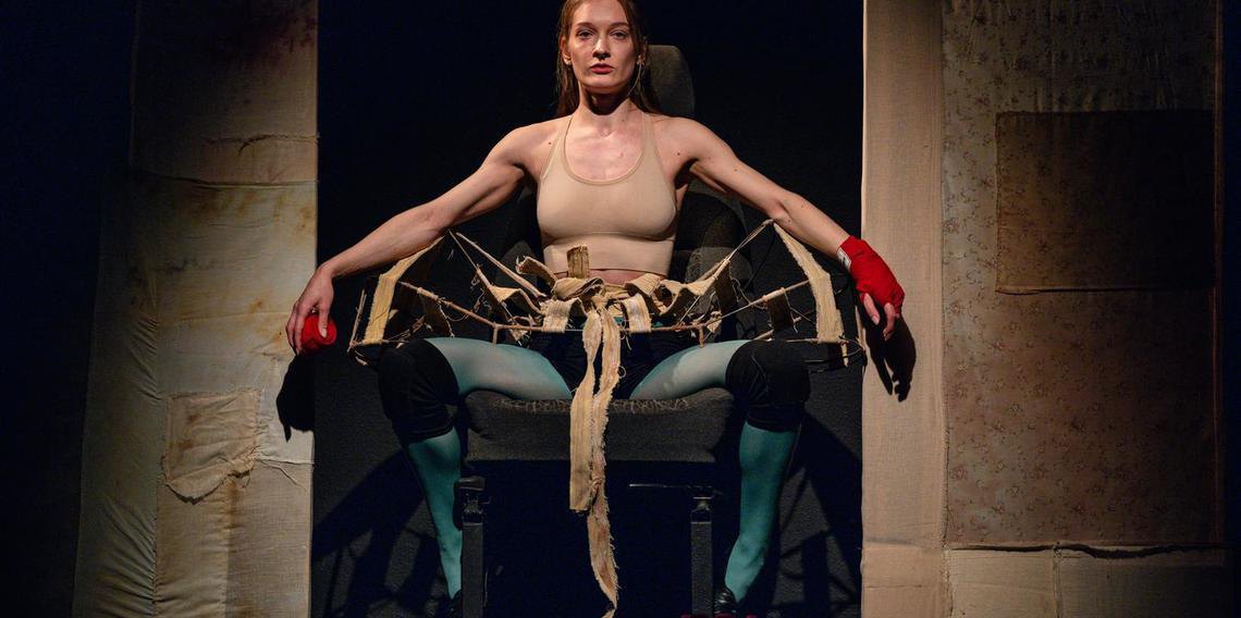 Вистава «Місячні» 