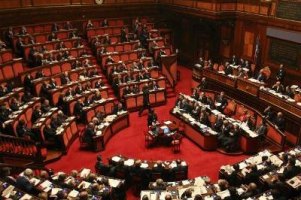 Депутат швырнул в главу Минфина Греции 700-страничный законопроект