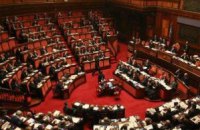 Депутат швырнул в главу Минфина Греции 700-страничный законопроект