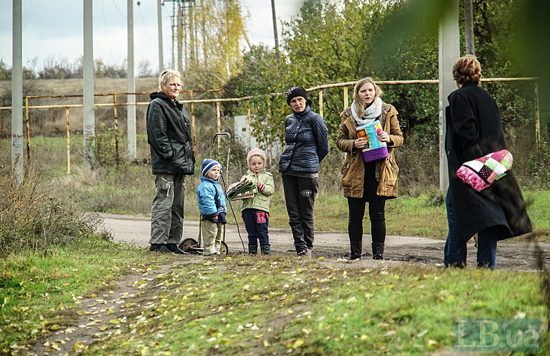 Раздача гуманитарной помощи в Зайцево. В такие дни жители села собираются в гуманитарном штабе - в одном из частных домов, где
установлен генератор и куда приезжает на прием доктор либо в гараже на одной из улиц села. По улицам люди ходят редко.