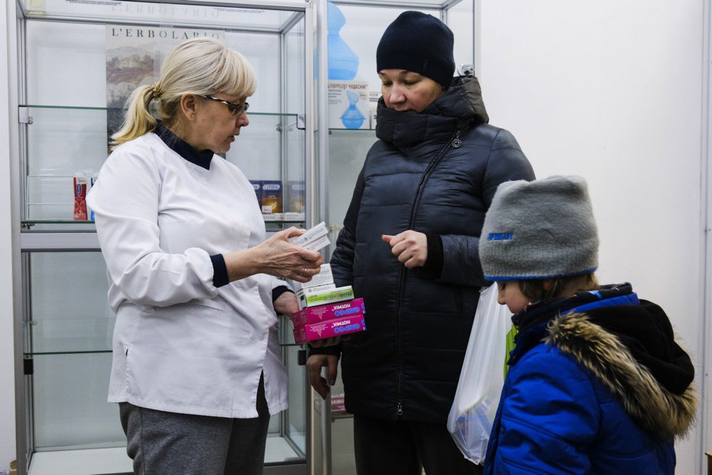 Фармацевт спілкується з пацієнтами в аптеці, Київ, 10 березня 2022 р.